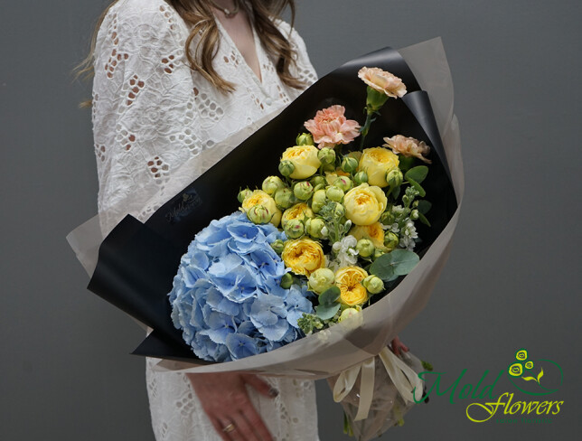 Bouquet with blue hydrangea, ''Peace'' photo